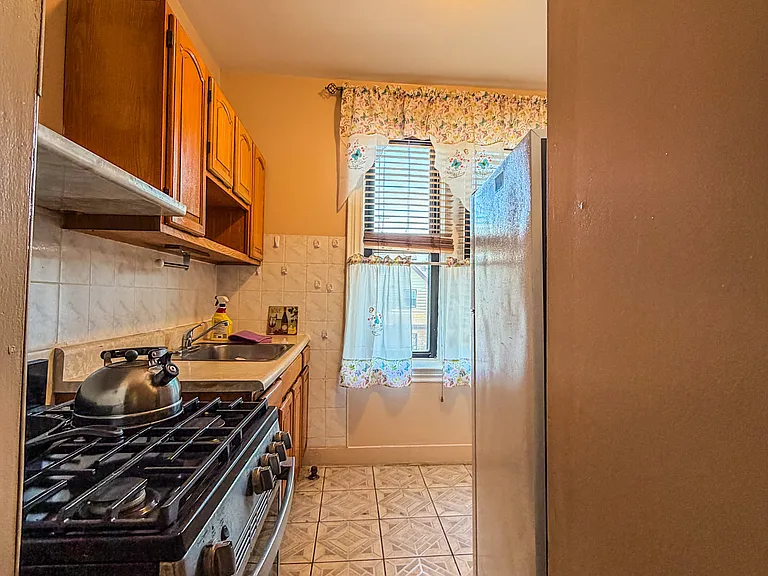 423 Fenimore St #2F — Photo 3