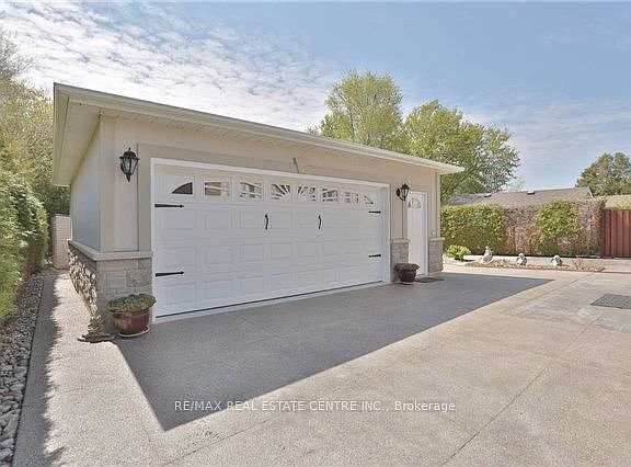 2nd image of 1016 Pinegrove Rd