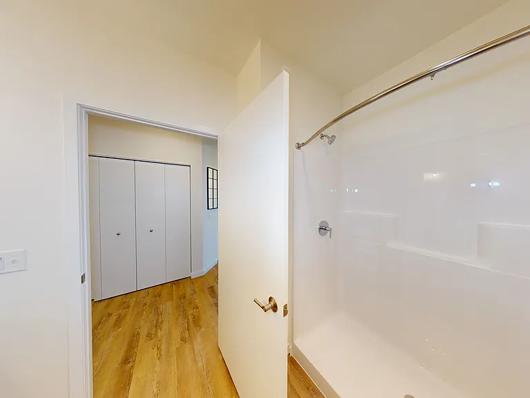 Shooting Star - Secondary Bathroom