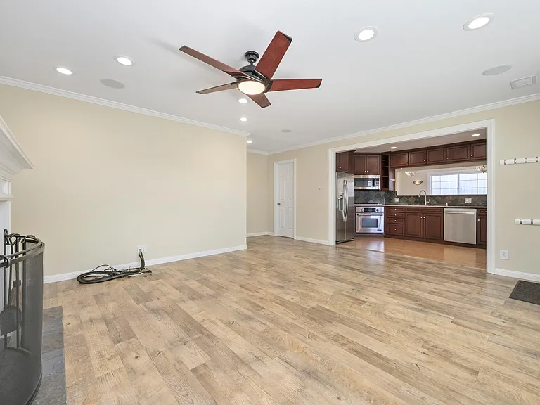 3419 Flora Vista Ave — Photo 2