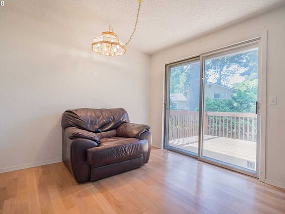 4th image of 10807 NE Crest Ave