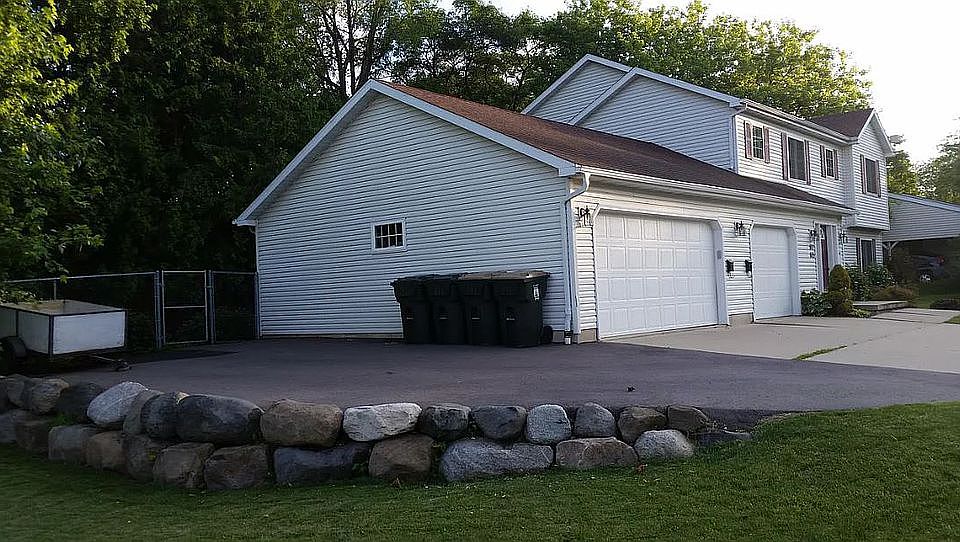 2nd image of 807 Vandenburg St