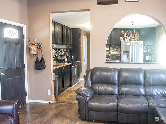 5th image of 210 37th Street SE #1