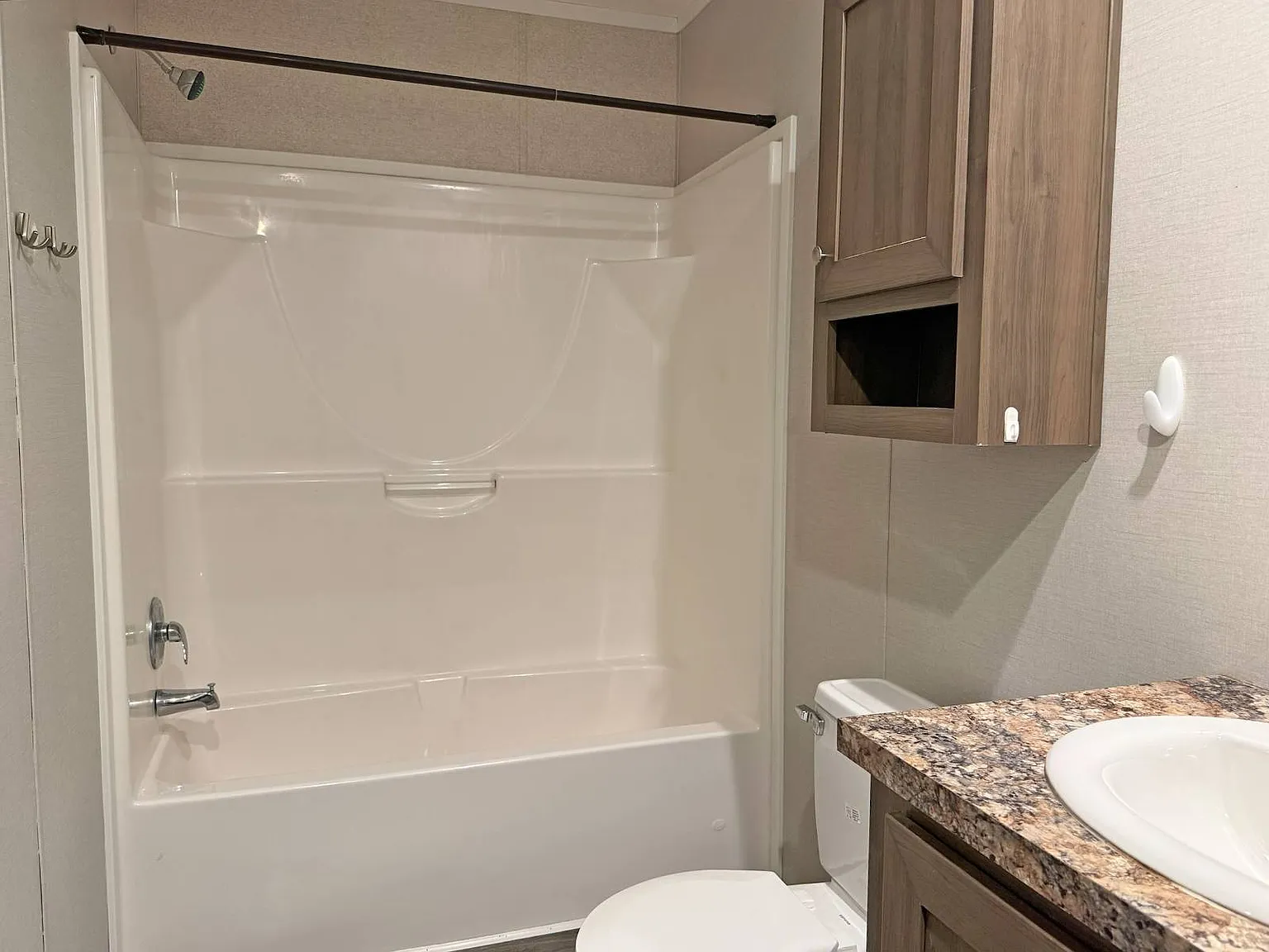 3 bed, 2.0 bath, 860 sqft, $995 — Photo 4