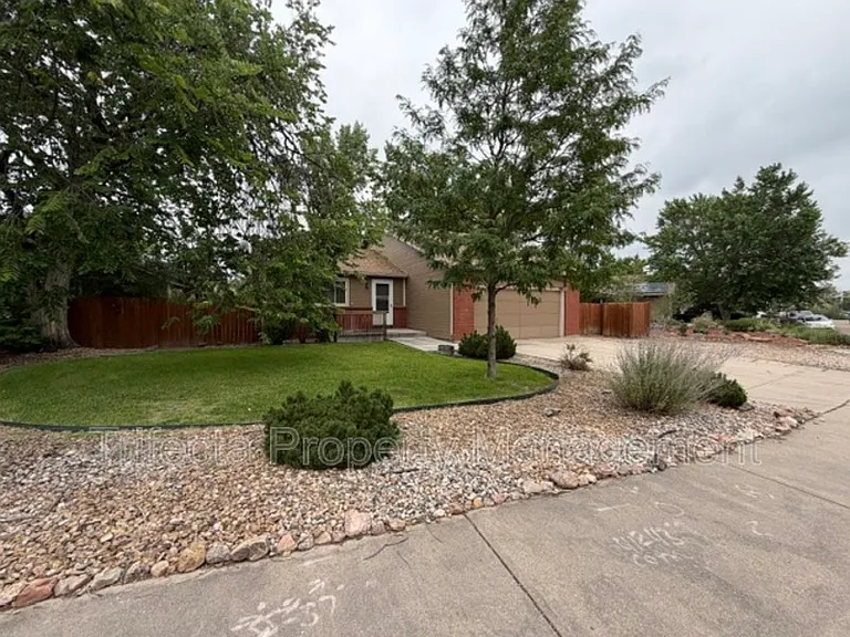 2718 Garden Dr — Photo 2