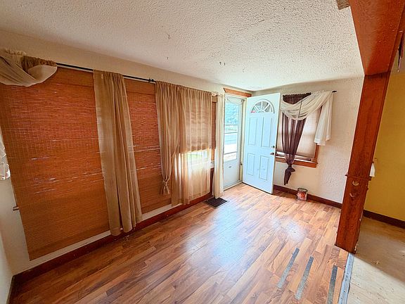 4th image of 105 E 12th St