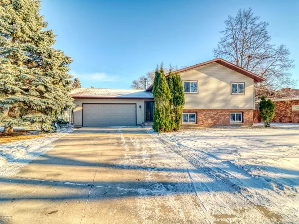 3313 Birdie St N, Fargo, ND 58102