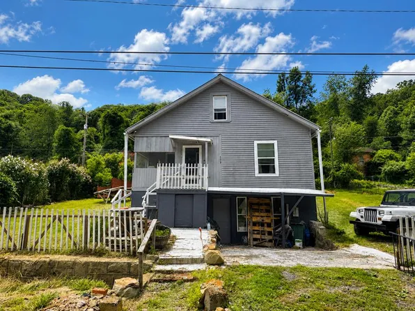 109 Secondary Rd, Mount Hope, WV 25880