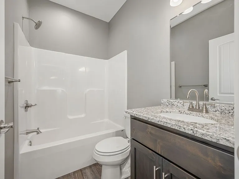566 Pineview St — Photo 6