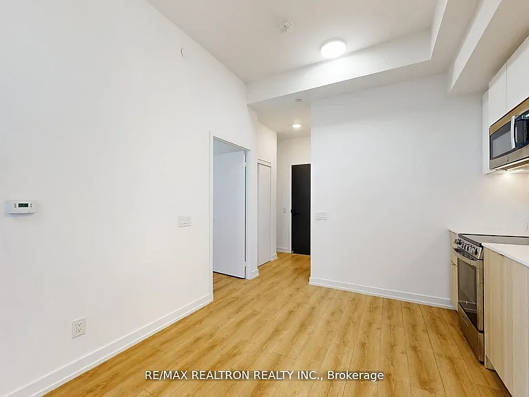 500 Dupont St #301 — Photo 18