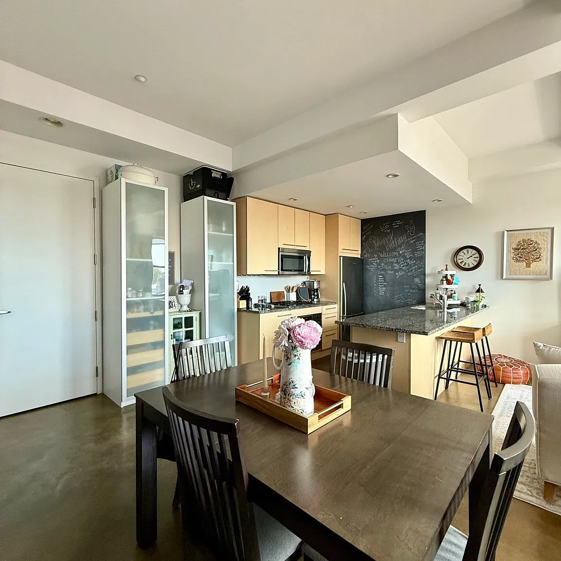 1 bed, 1.0 bath, 691 sqft, $3,600 — Photo 2