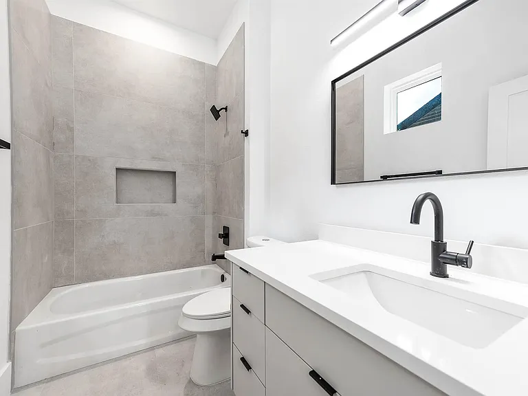 313 N Nagle St — Photo 9