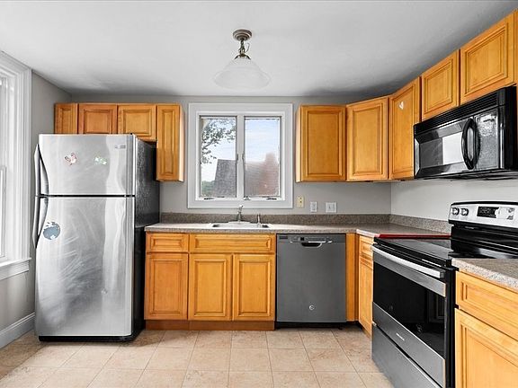 5th image of 36 Cedar St