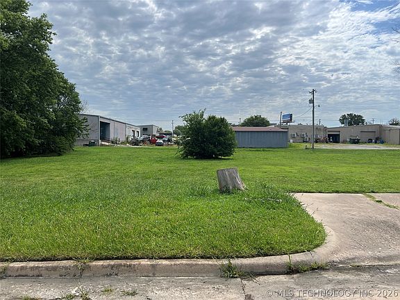 4th image of 136 SE Debell Ave