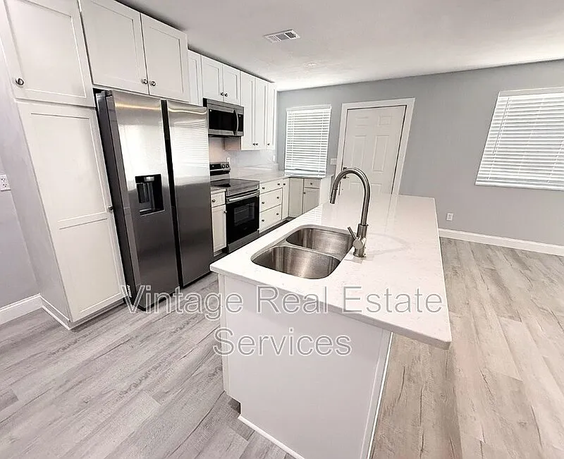 3 bed, 2.0 bath, 925 sqft, $2,400 — Photo 3