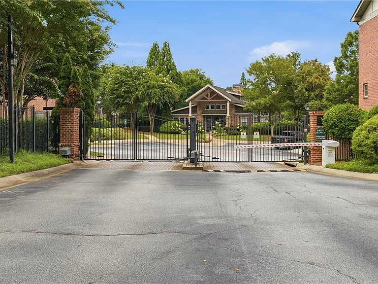 1231 Ashford Creek Park NE — Photo 54