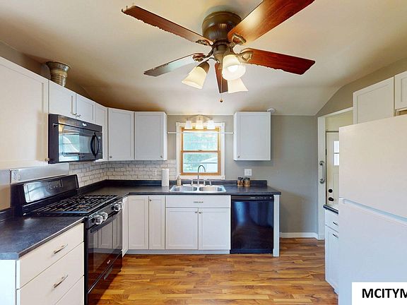 4th image of 904 College St