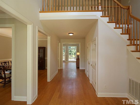 4th image of 1704 Valley Creek Dr