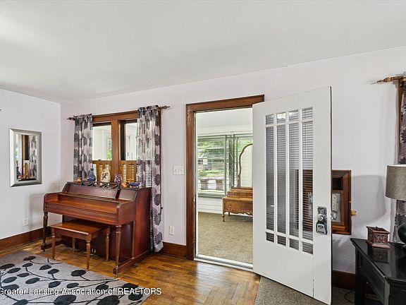 4th image of 522 W Berry Ave