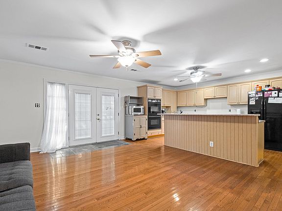 2nd image of 1319 Weymouth St