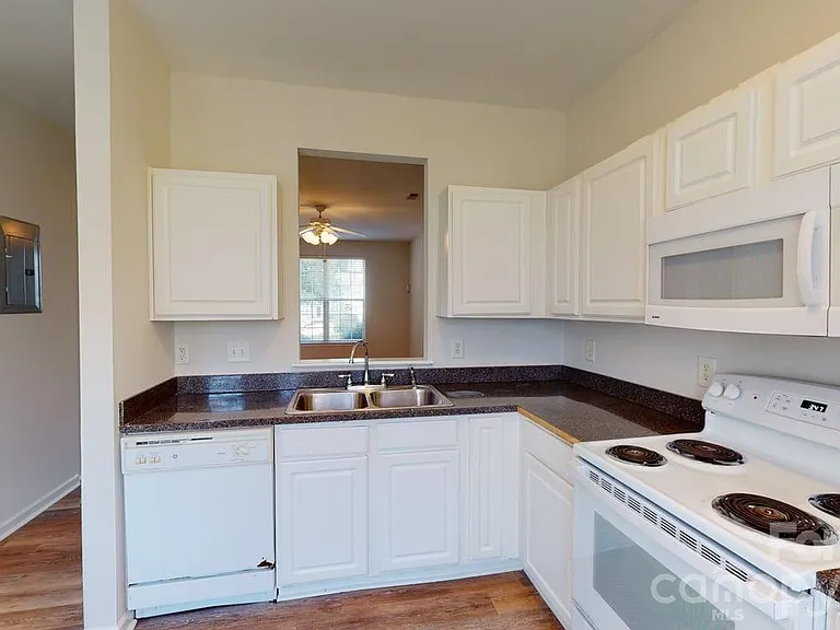 5545 Seths Dr — Photo 4