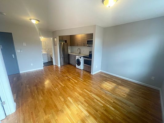 2nd image of 726 Courtlandt Ave #3R