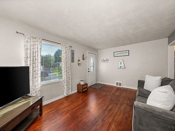 4th image of 1911 E Rich Ave