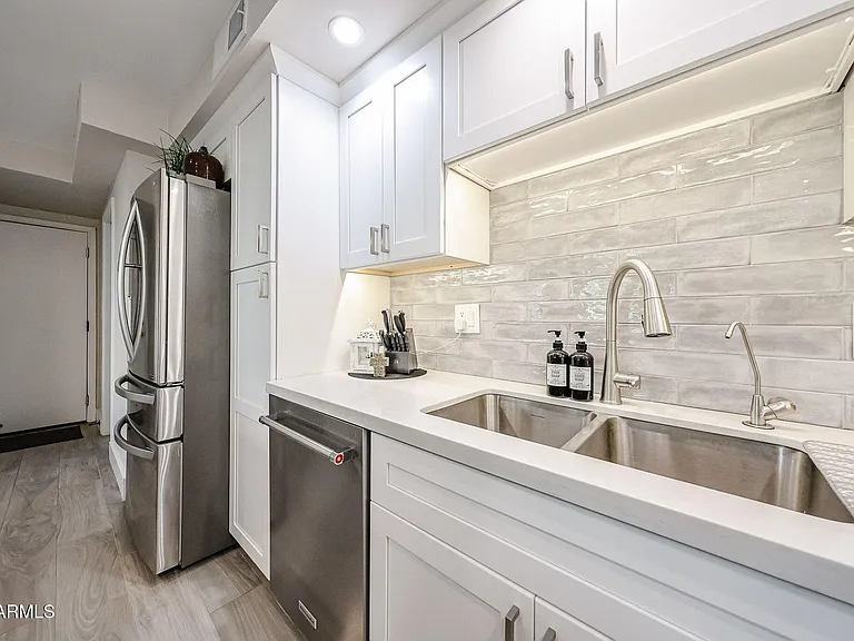 Kitchen sink, DW, Fridge