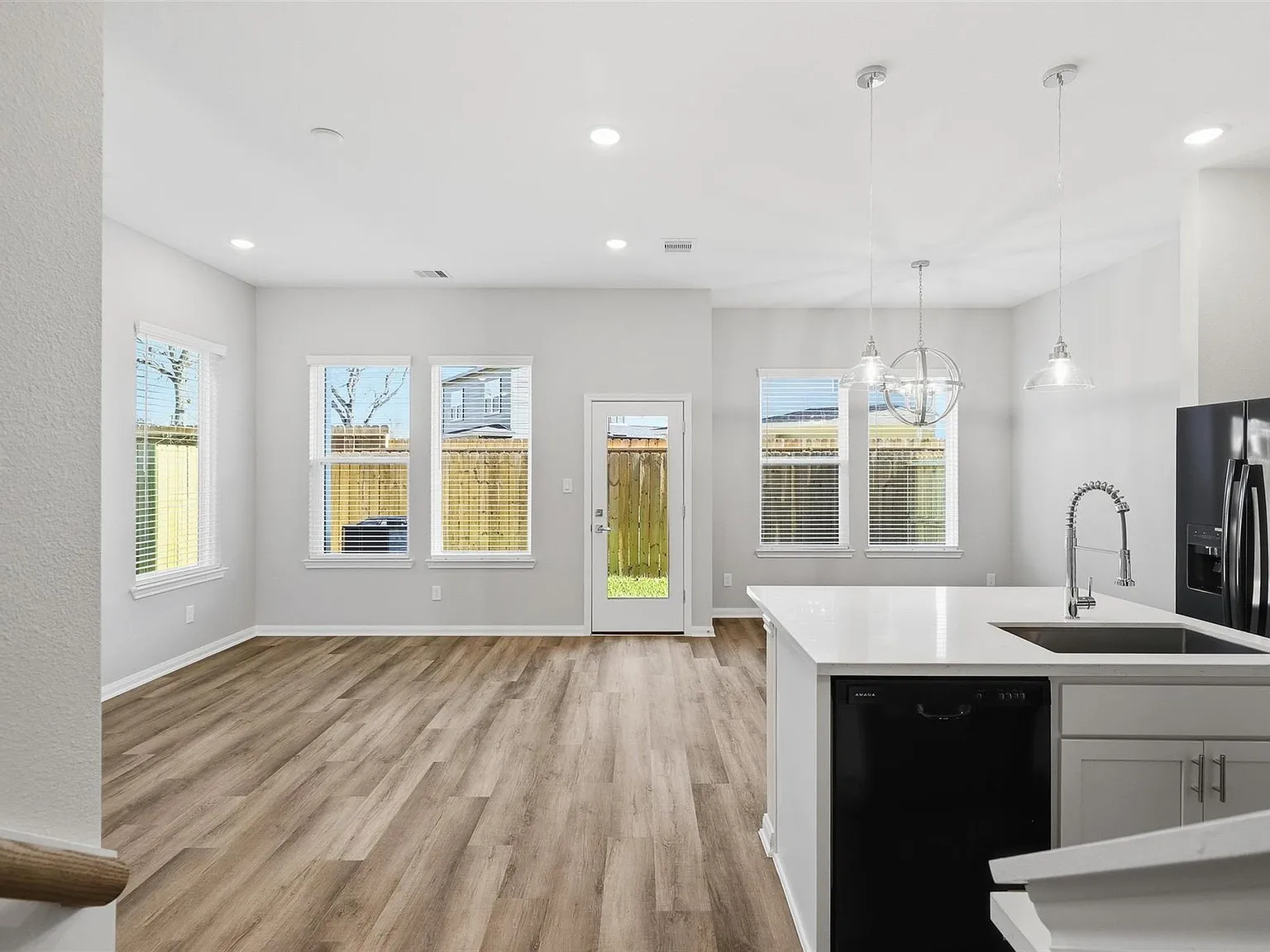 3 bed, 2.5 bath, 1716 sqft, $2,199 — Photo 2