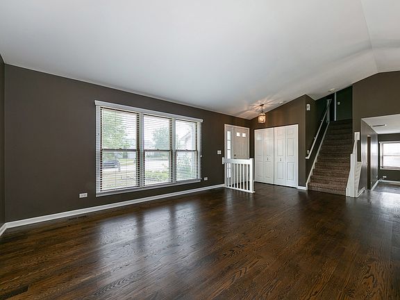 2nd image of 7 Sandalwood Ct