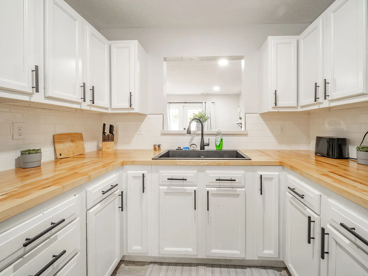 3 bed, 1.5 bath, 1178 sqft, $1,549 — Photo 1