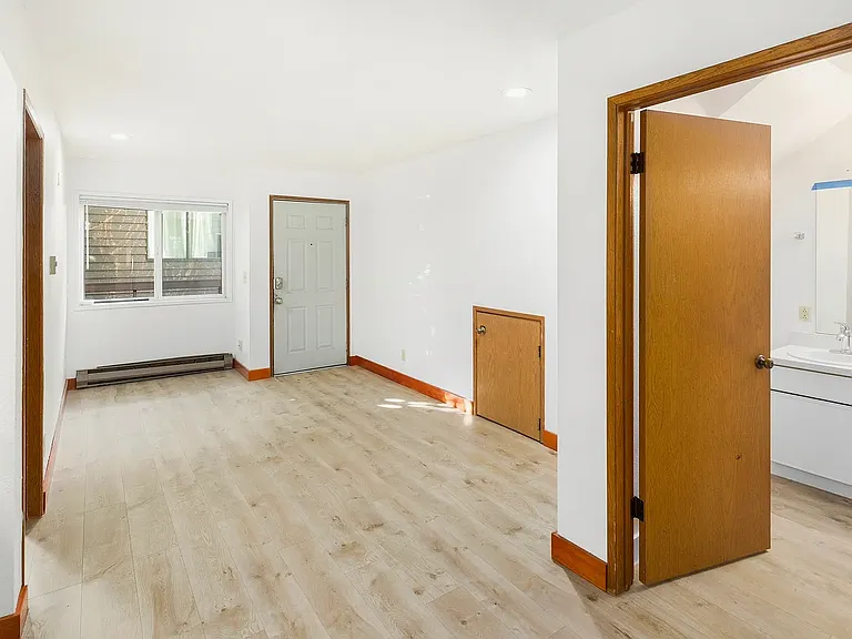 5210 11th Ave NE #B — Photo 8