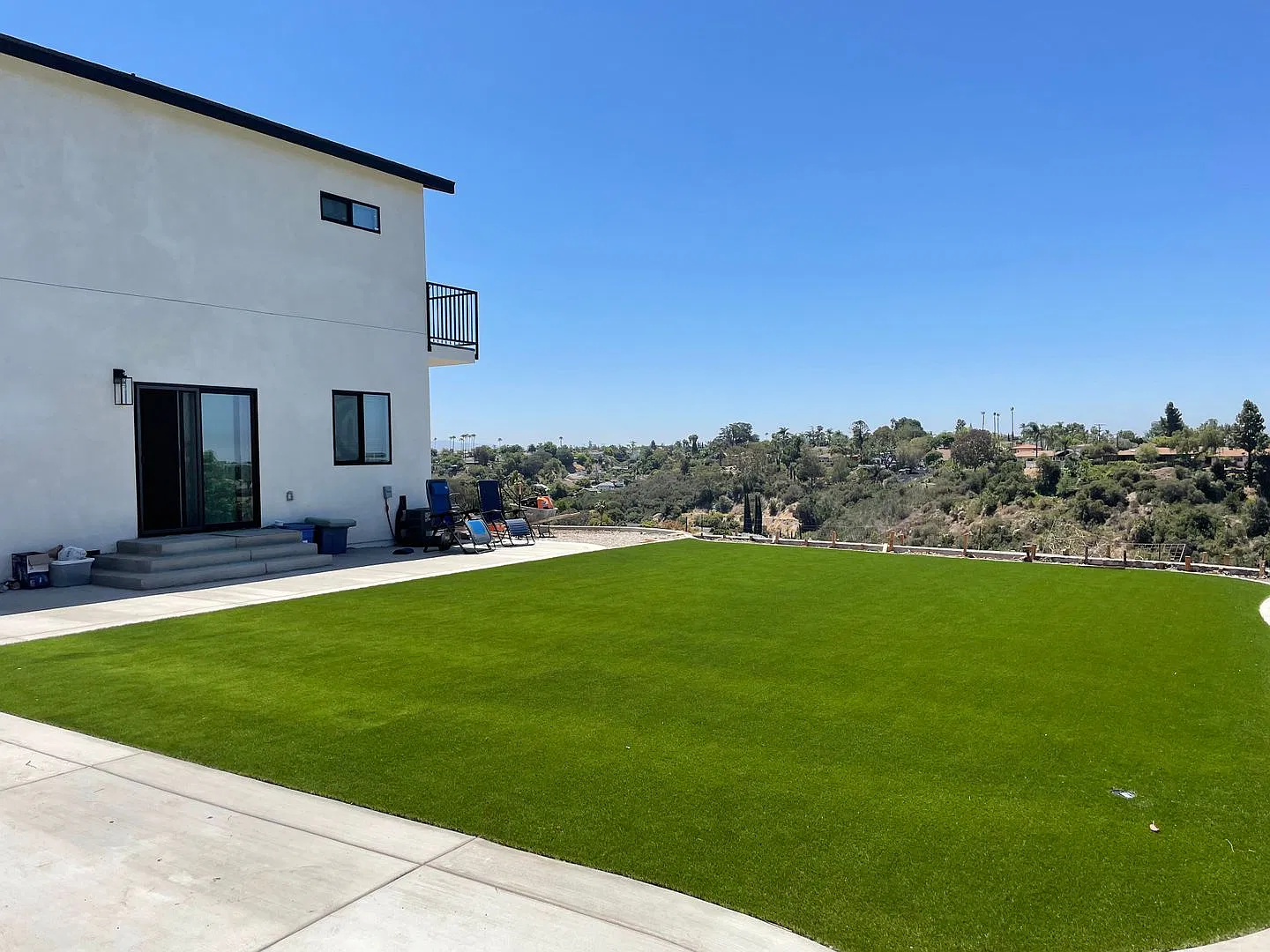 4BD/2BA with a Balcony. Great views, amazing yard! — Photo 2