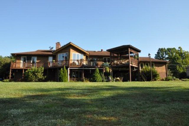 1st image of 131 Lakeshore Dr