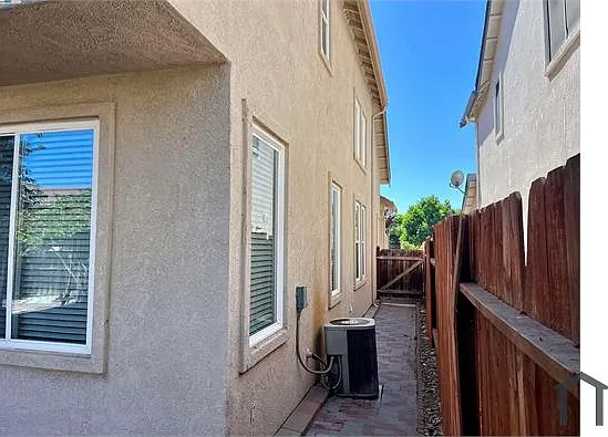 821 Tulare Dr — Photo 29