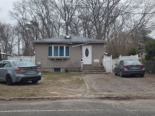 1387 Penataquit Ave, Bay Shore, NY 11706