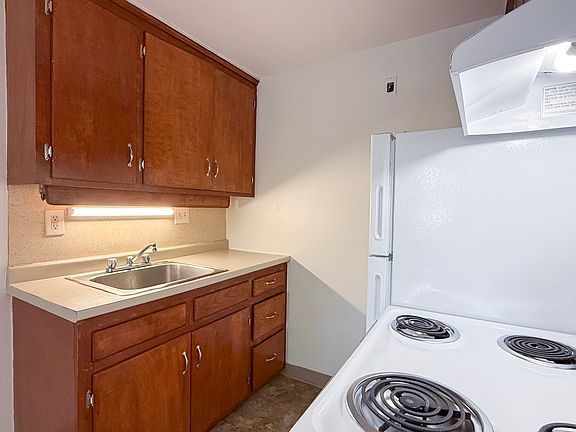 4th image of 180 Bond St #B4