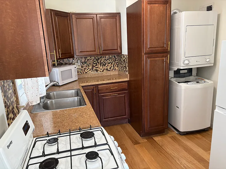 627 Linden St — Photo 3