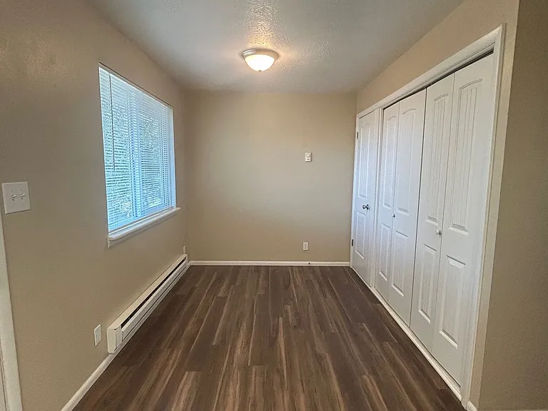 Main 819 S — Photo 36