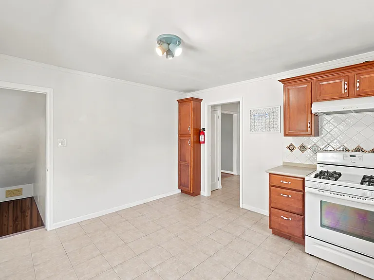 8-34 Henderson Blvd — Photo 11