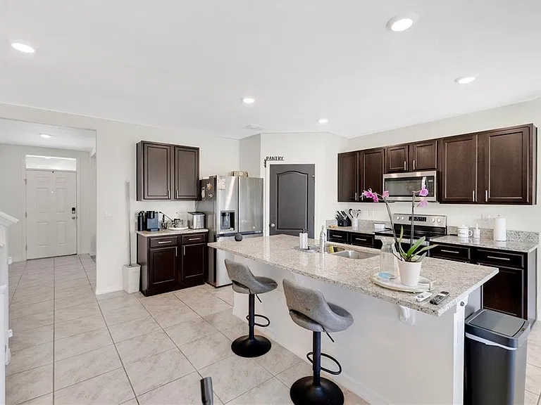 831 Turner Ln — Photo 8