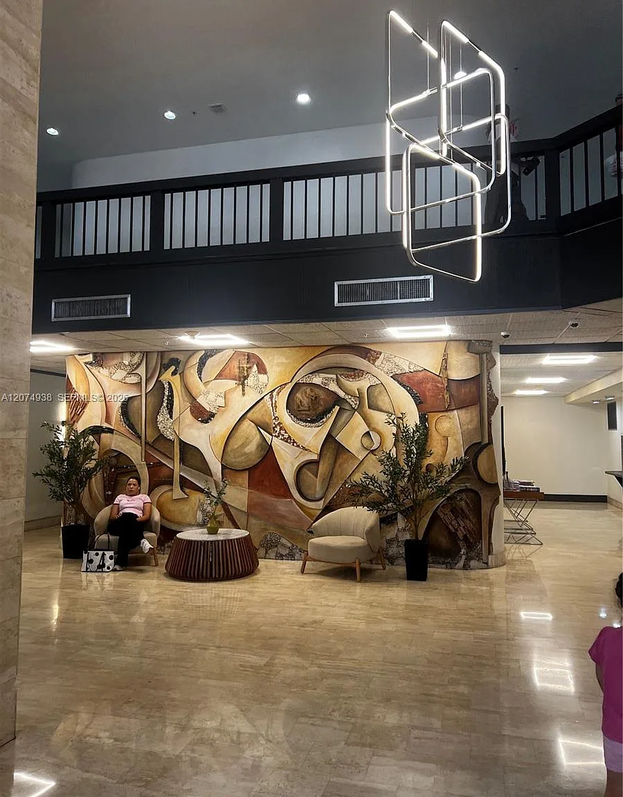 Commodore Plaza Condo — Photo 2