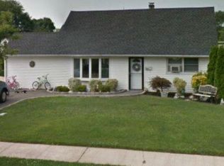 1 Edgewood Dr, Syosset, NY 11791