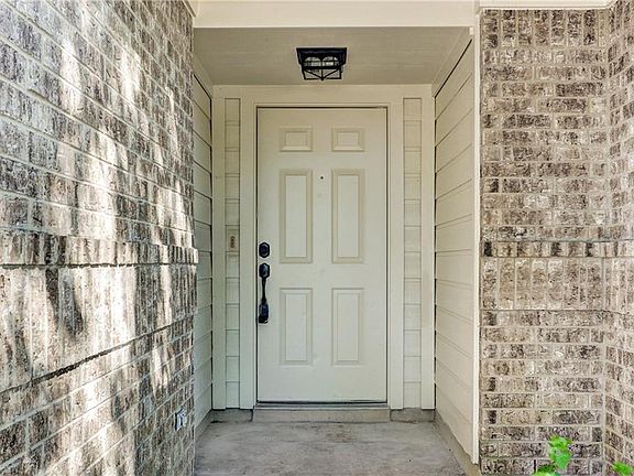 4th image of 104 E Oxford Dr