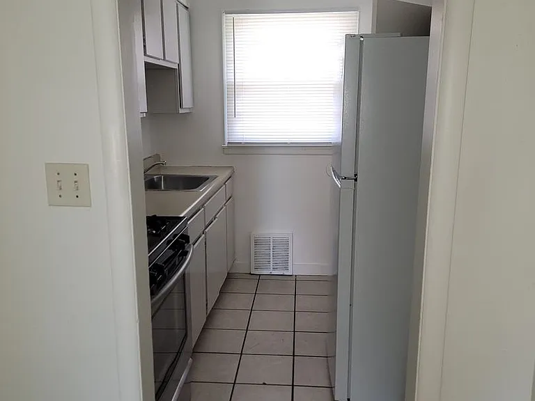 4501 E Linwood Blvd — Photo 2