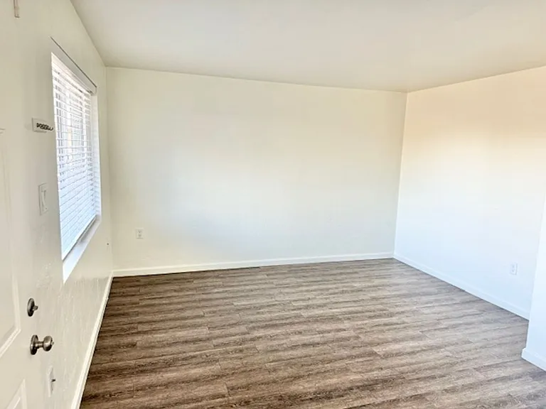 5927-5939 W Rose Ln #5947 — Photo 36