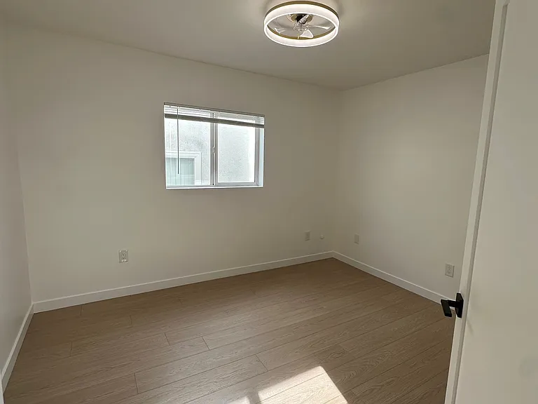 1611 E Glenoaks Blvd #1/5 — Photo 7