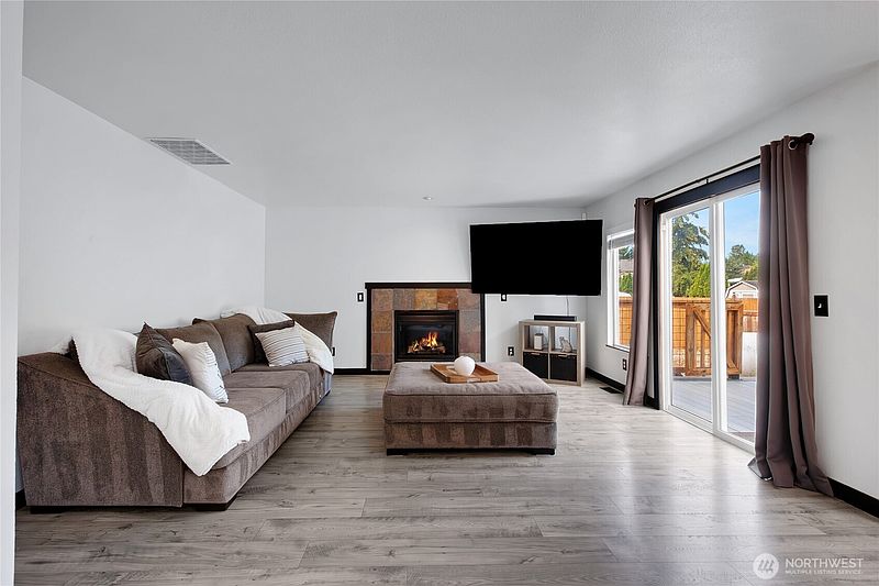 4th image of 15604 253rd Avenue E