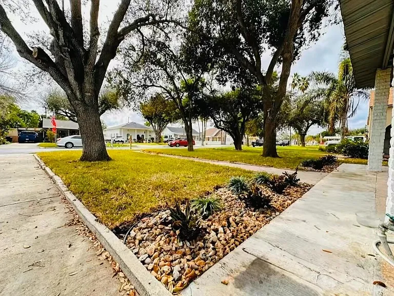 1212 W Maple Ave — Photo 3