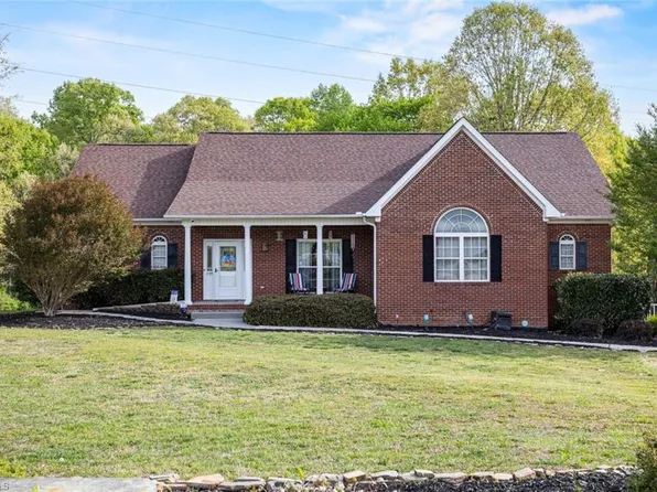 290 Greenturf Dr, Winston Salem, NC 27107